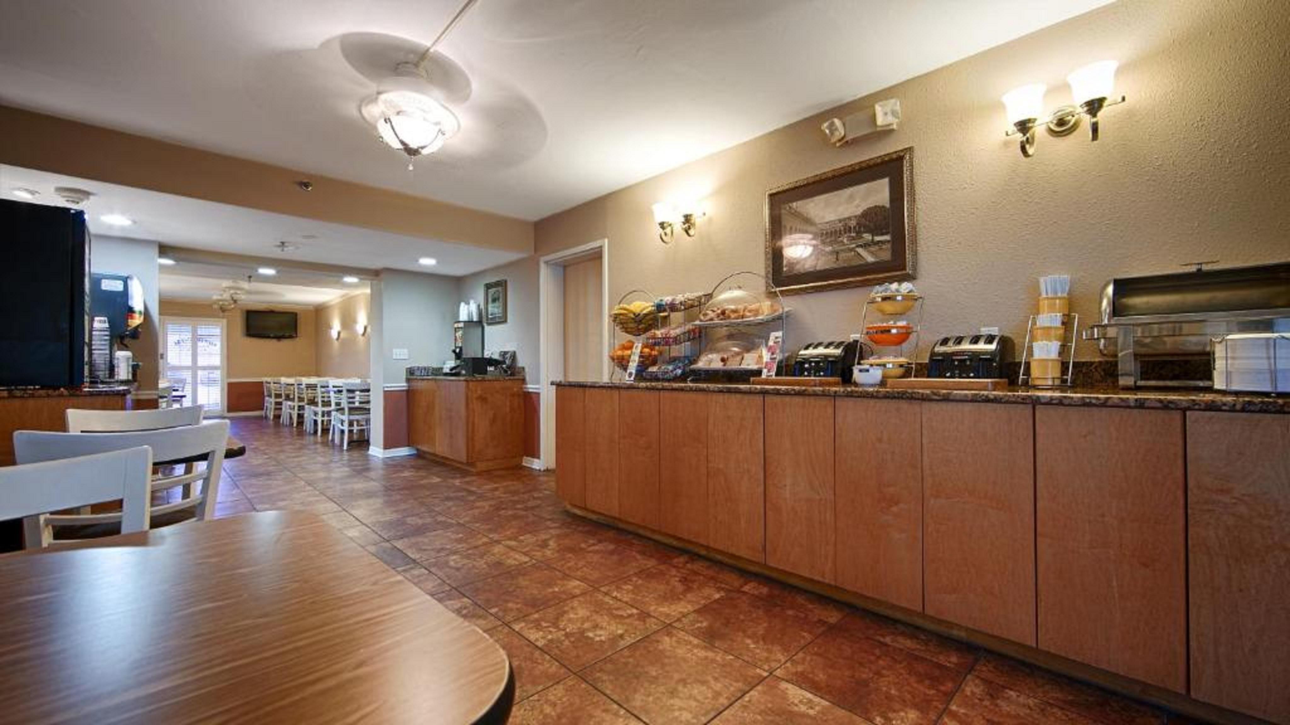 Baymont By Wyndham Sarasota Hotel Exterior photo
