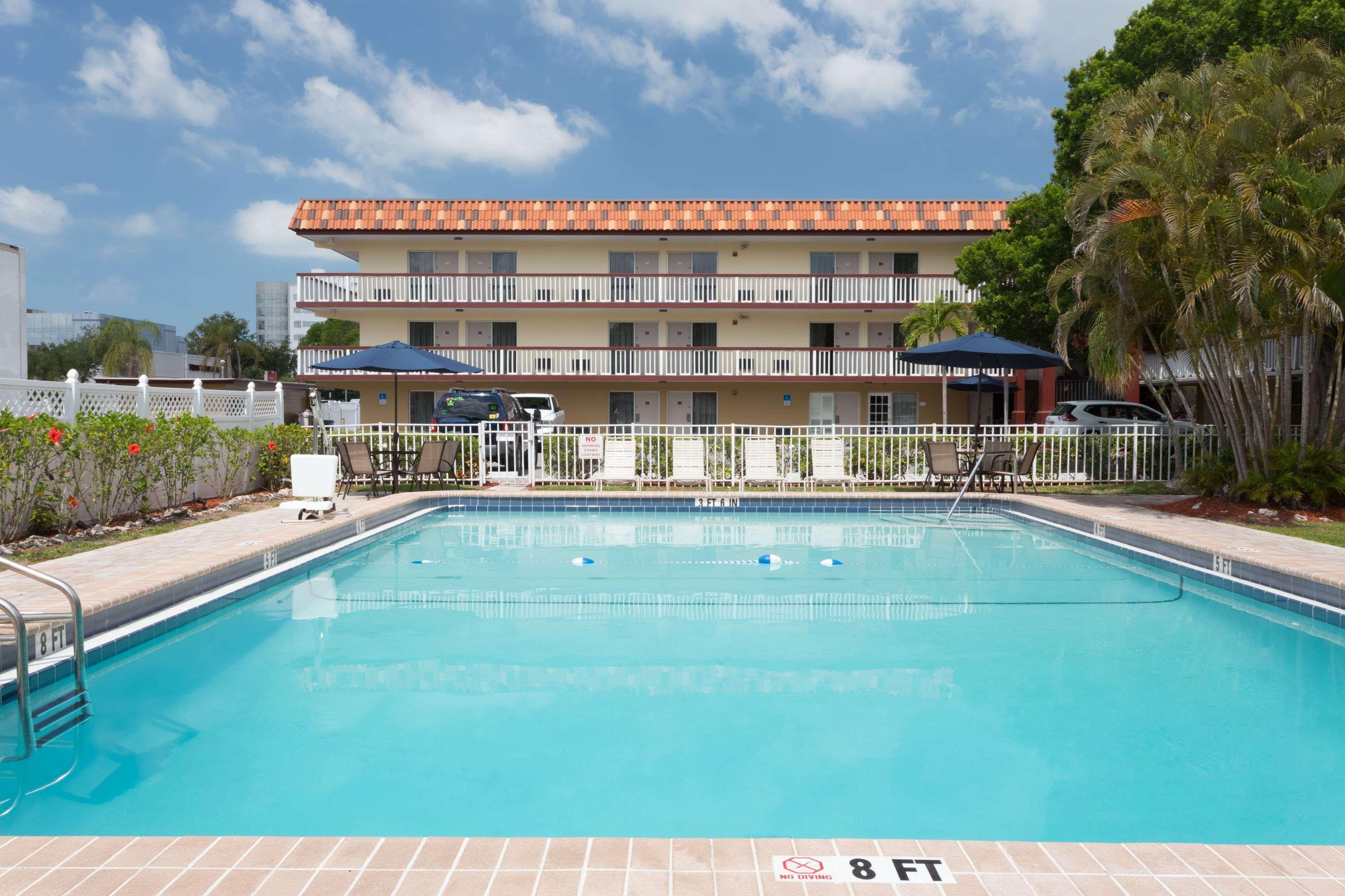 Baymont By Wyndham Sarasota Hotel Exterior photo
