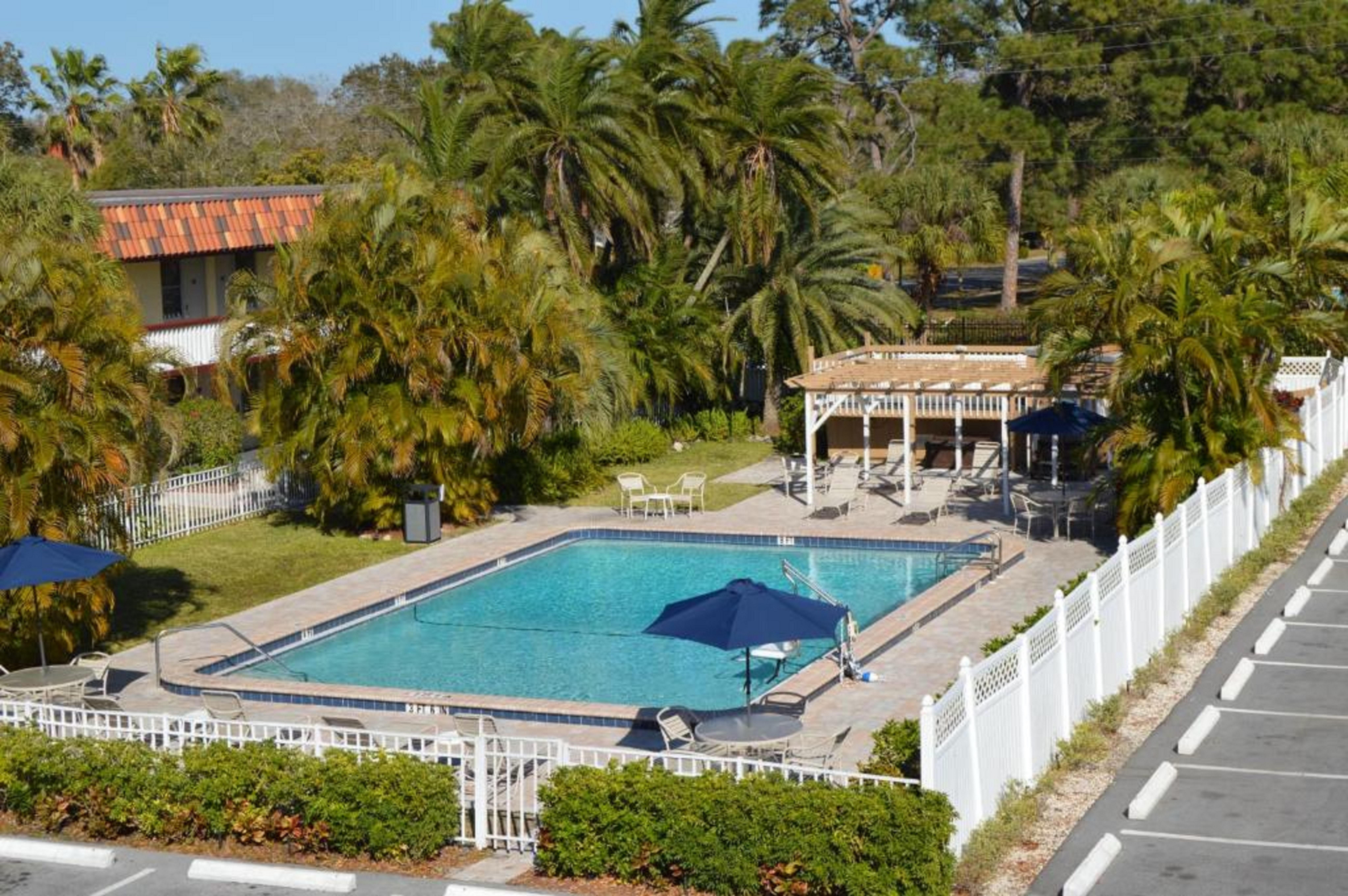Baymont By Wyndham Sarasota Hotel Exterior photo