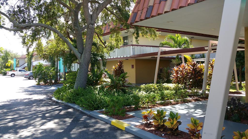 Baymont By Wyndham Sarasota Hotel Exterior photo