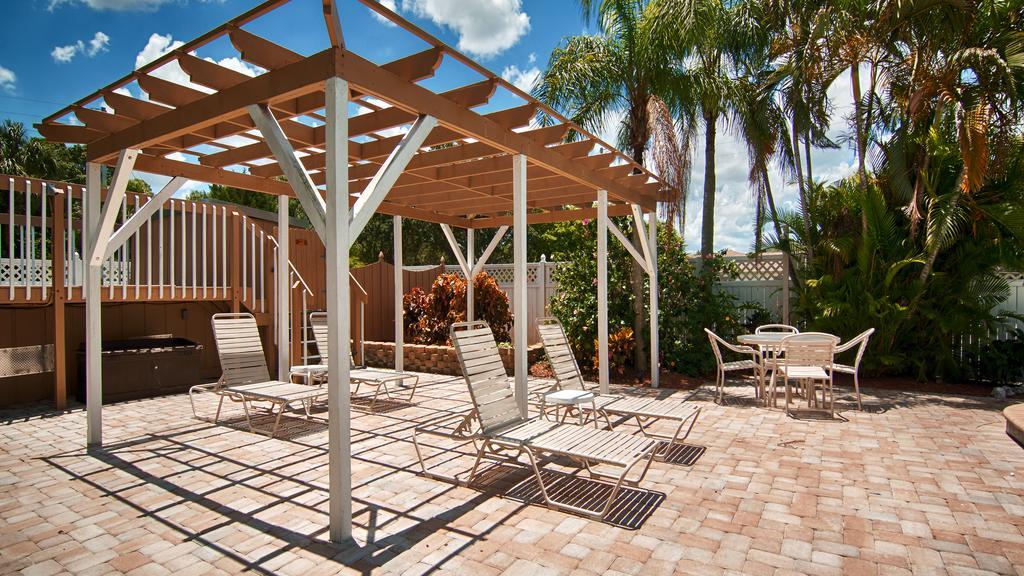 Baymont By Wyndham Sarasota Hotel Exterior photo