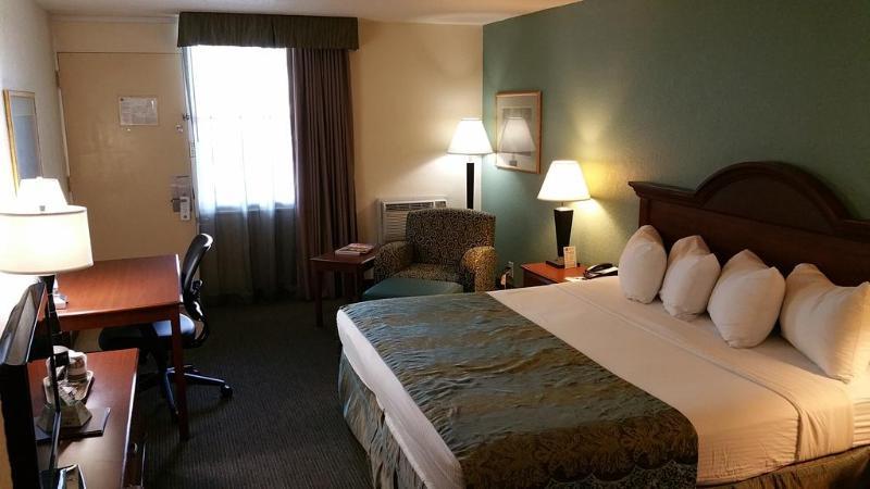 Baymont By Wyndham Sarasota Hotel Exterior photo