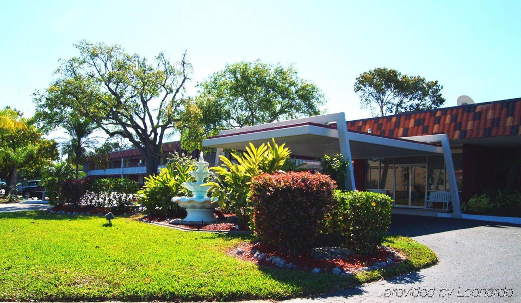 Baymont By Wyndham Sarasota Hotel Exterior photo